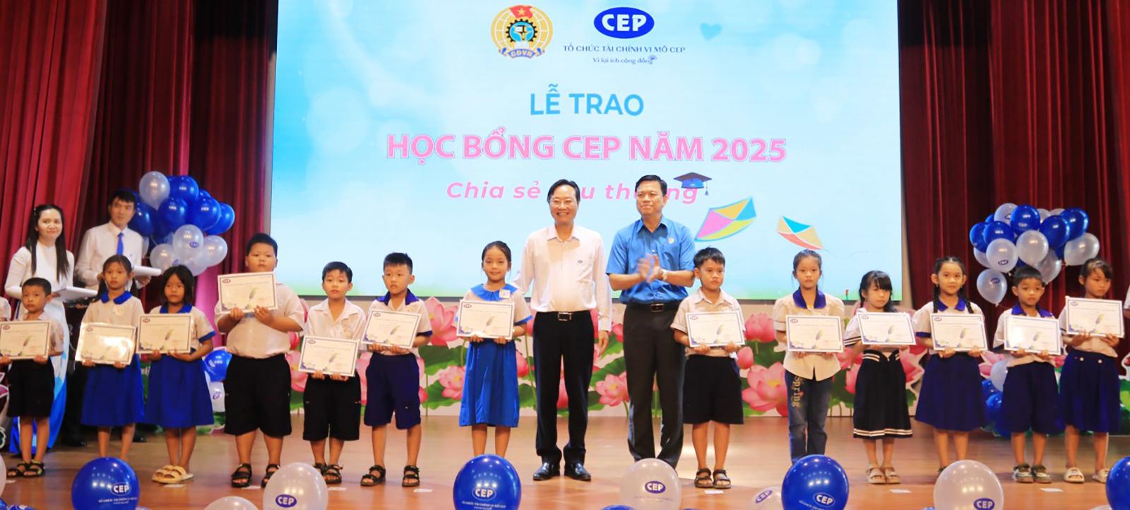 Tổ chức Tài chính vi mô CEP chi nhánh Long Xuyên trao 127 suất học bổng, quà học tập cho học sinh nghèo hiếu học