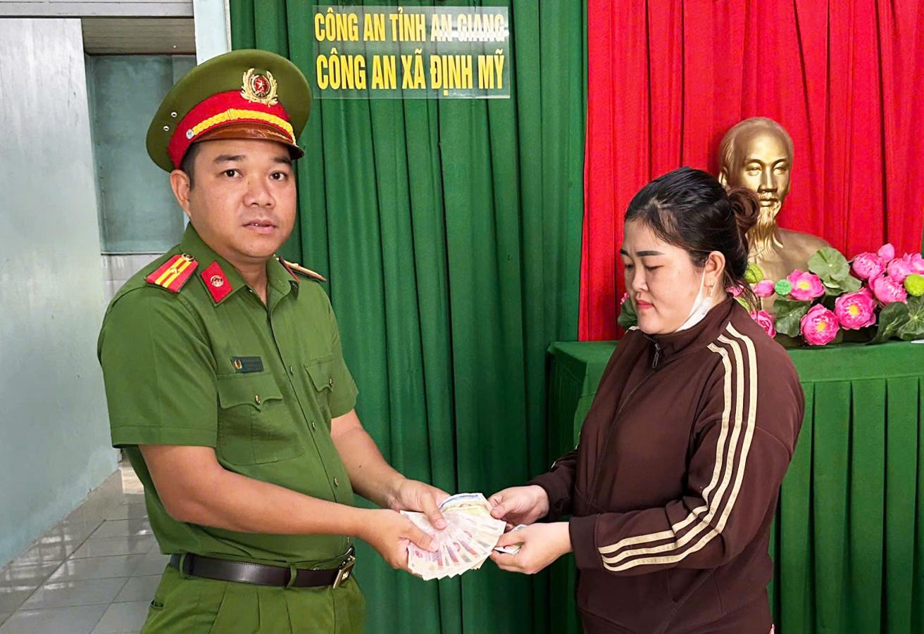 Thiếu tá Trần Quan Chung, Phó Trưởng Công an xã Định Mỹ trao trả tài sản bị đánh rơi