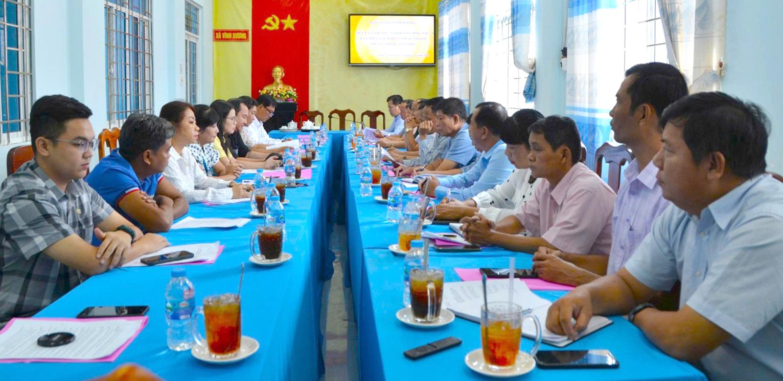 Biên tập viên, phóng viên Báo và Phát thanh - Truyền hình An Giang tác nghiệp thực tế tại hai xã Khánh Bình và Vĩnh Xương
