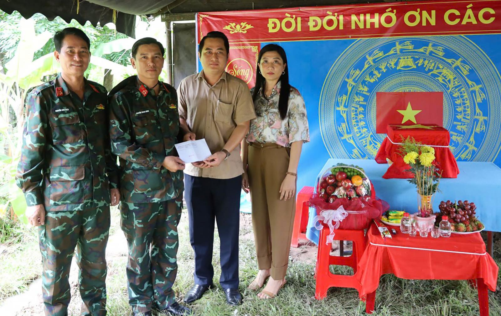 Xã Kiên Lương thăm, tặng quà Đội K92