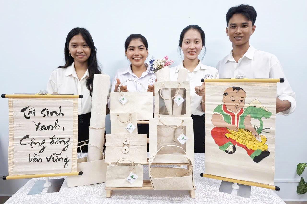 Biến lá khóm thành giấy