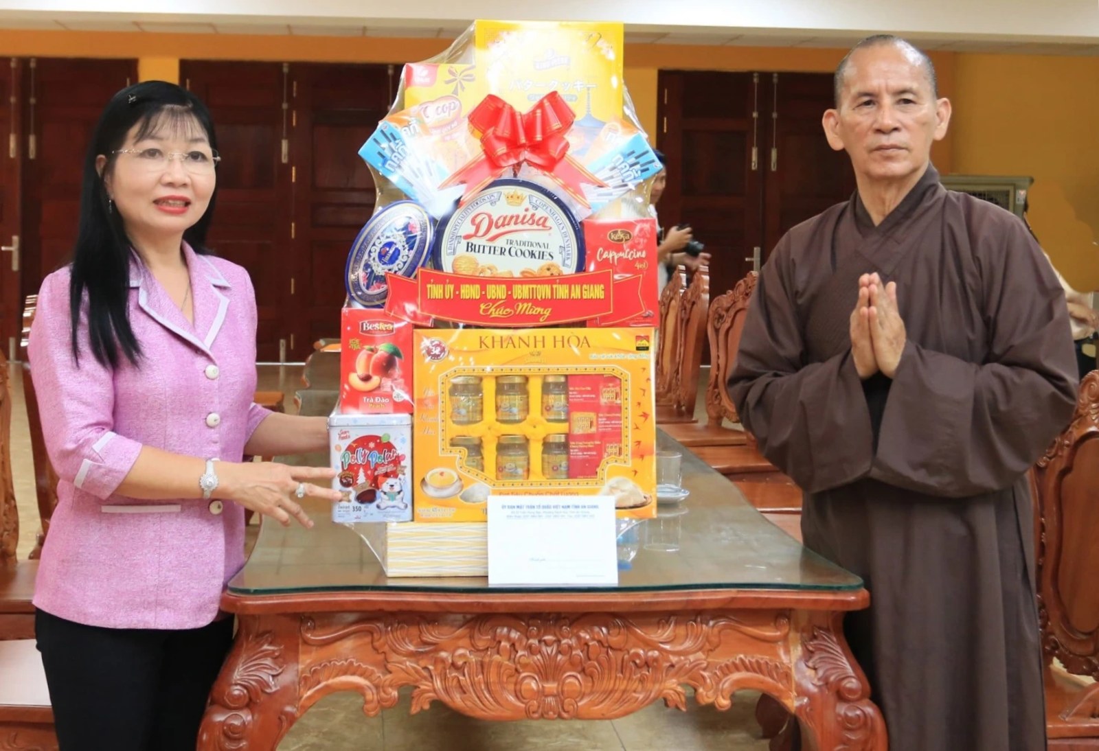 Phó Bí thư Tỉnh ủy, Chủ tịch Ủy ban MTTQ Việt Nam tỉnh An Giang Trần Thị Thanh Hương tặng quà, chúc mừng Hòa thượng Thích Thiện Thống, Phó Chủ tịch Hội đồng Trị sự, Trưởng ban Trị sự Giáo hội Phật giáo Việt Nam tỉnh An Giang, chùa Bình An