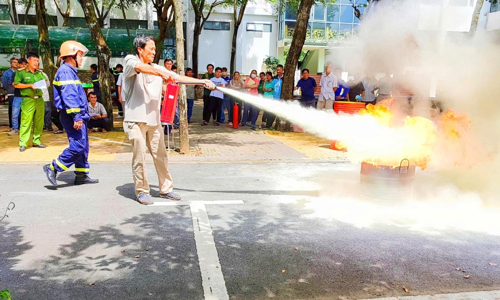 Tập huấn kiến thức, kỹ năng phòng cháy, chữa cháy cho các hộ kinh doanh, đại diện cơ sở sản xuất tại 5 xã