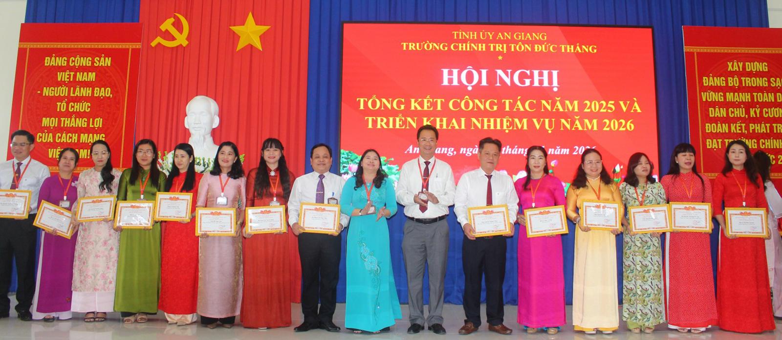 Trường Chính trị Tôn Đức Thắng đoàn kết, chủ động, sáng tạo, hoàn thành xuất sắc nhiệm vụ