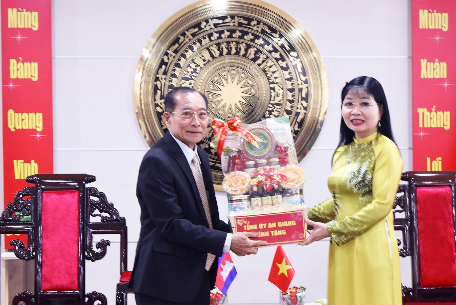 Đoàn đại biểu tỉnh Kampot thăm, chúc tết tỉnh An Giang