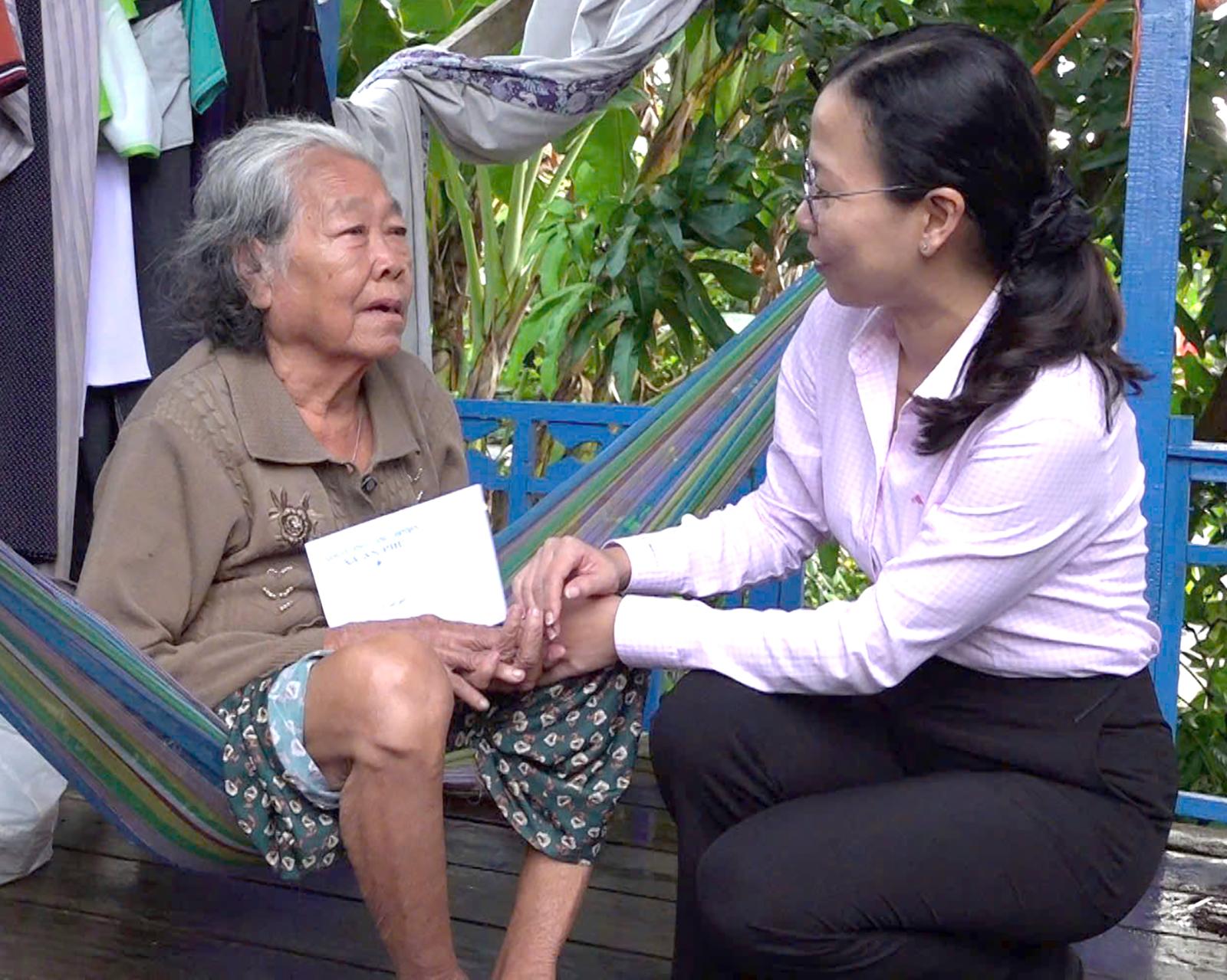 Lãnh đạo xã An Phú thăm và trao hỗ trợ các hộ dân có nhà bị sập, tốc mái do mưa dông