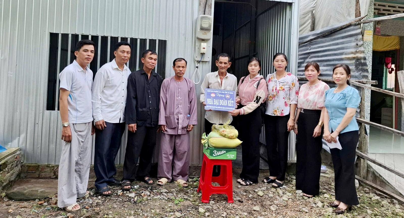 Bàn giao 3 căn nhà Đại đoàn kết tại phường Chi Lăng