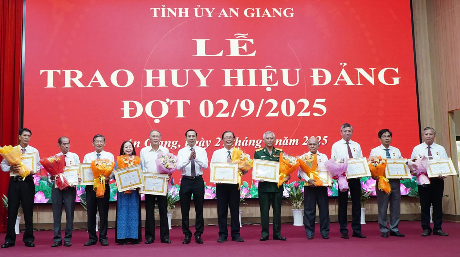 An Giang: Trao Huy hiệu Đảng cho 1.649 đảng viên