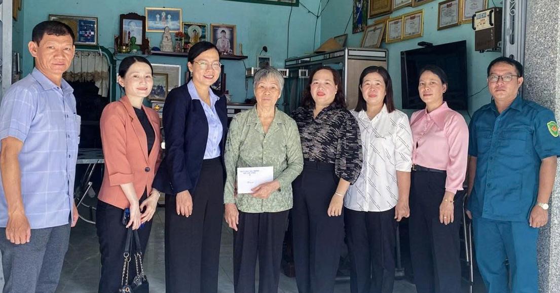 Các địa phương tổ chức thăm, tặng quà gia đình chính sách tiêu biểu