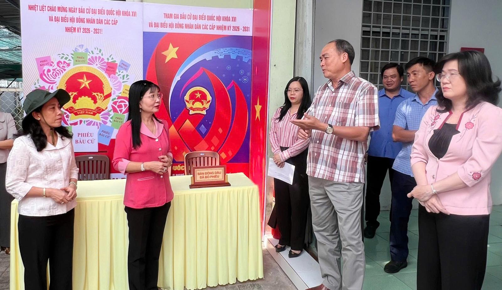 Phó Bí thư Tỉnh ủy, Trưởng đoàn Đại biểu Quốc hội tỉnh, Chủ tịch Ủy ban MTTQ Việt Nam tỉnh, Phó Chủ tịch Ủy ban Bầu cử tỉnh An Giang Trần Thị Thanh Hương nghe Bí thư Đảng ủy phường Long Xuyên Lâm Quang Thi báo cáo các mặt công tác