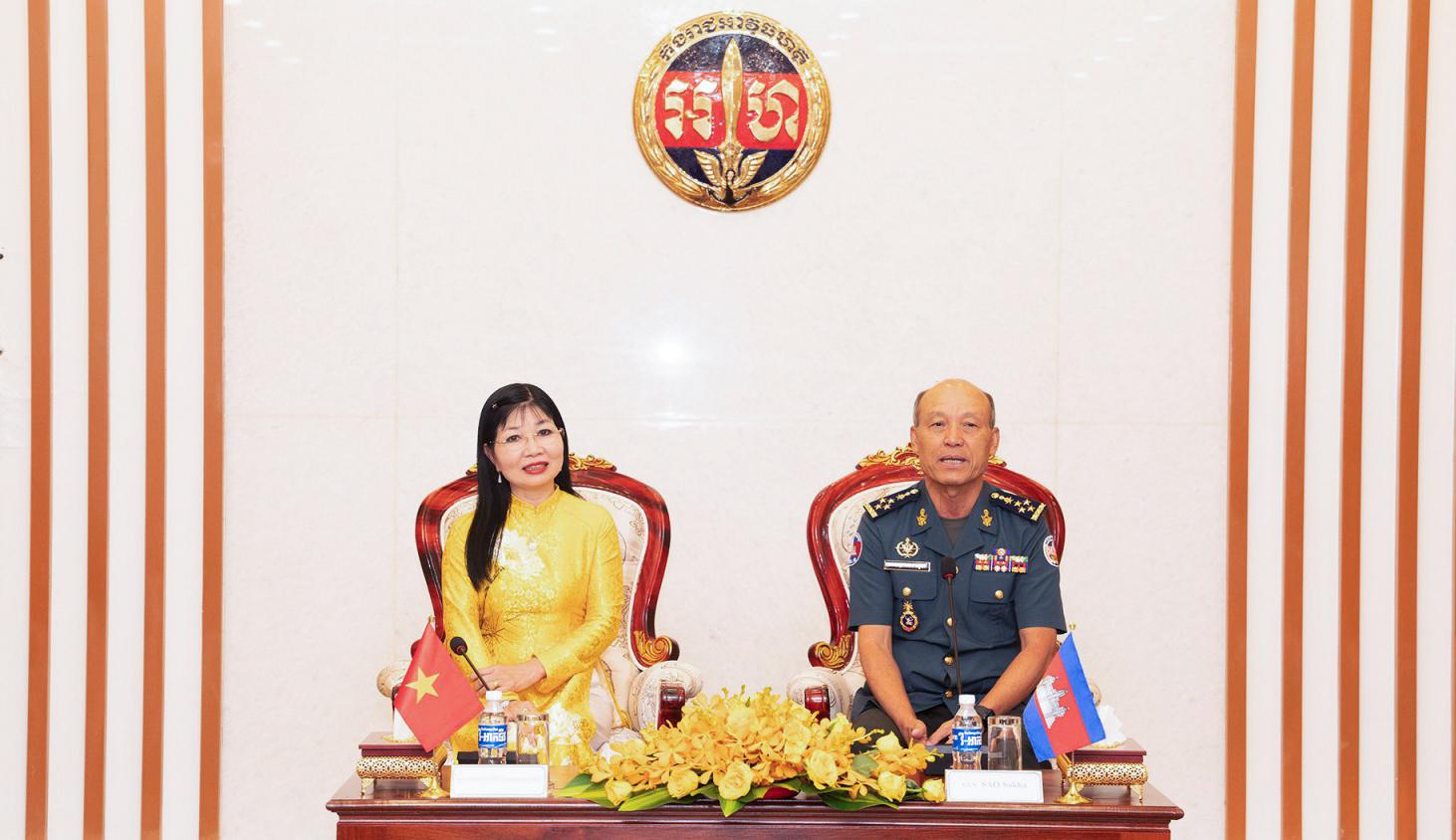 Đồng chí Trần Thị Thanh Hương chúc Tết Chôl Chnăm Thmây tại Bộ Tư lệnh Hiến binh - Quân đội Hoàng gia Campuchia