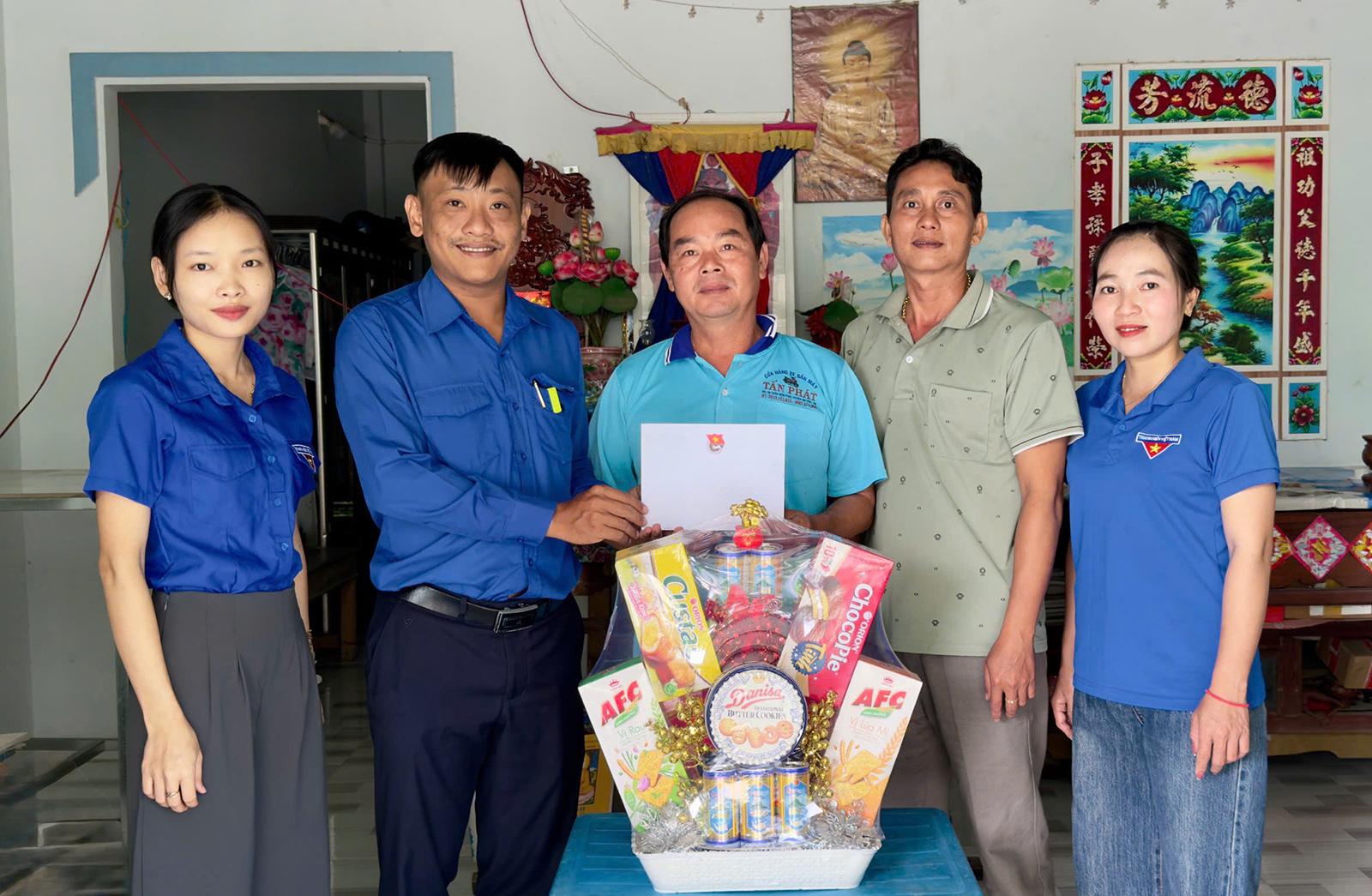 Xã đoàn Ô Lâm thăm, tặng quà gia đình chính sách và người có công với cách mạng