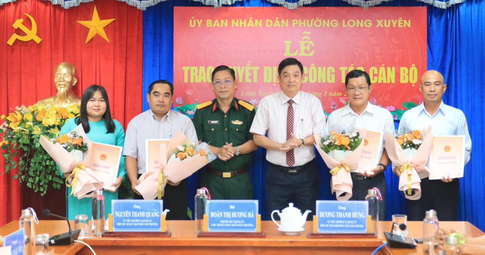 Lãnh đạo phường Long Xuyên trao Quyết định tiếp nhận công chức , viên chức