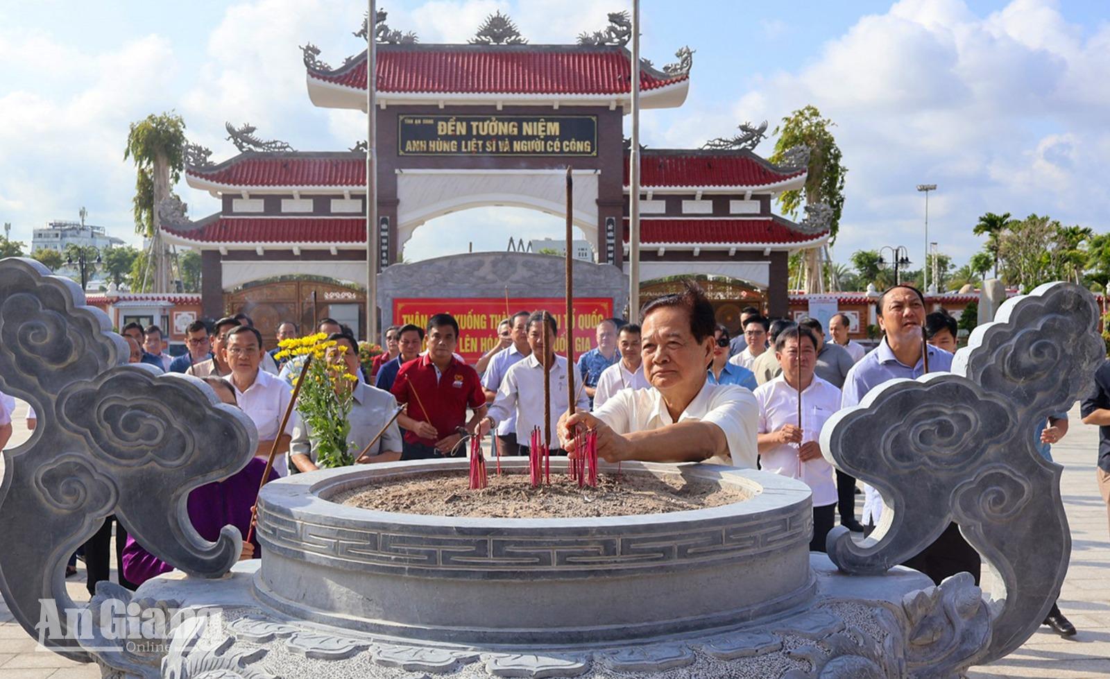 Nguyên Thủ tướng Nguyễn Tấn Dũng dâng hương tri ân các Anh hùng liệt sĩ tại An Giang