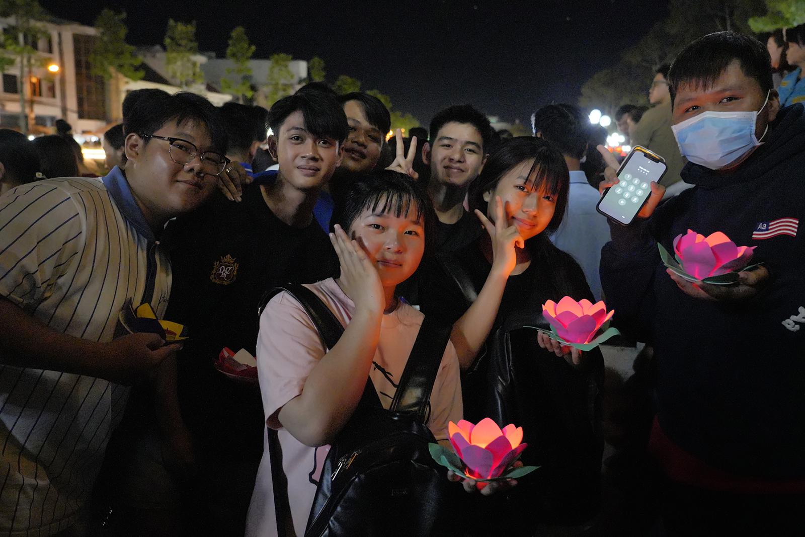 Hàng ngàn hoa đăng lung linh tỏa sáng trên sông Kiên