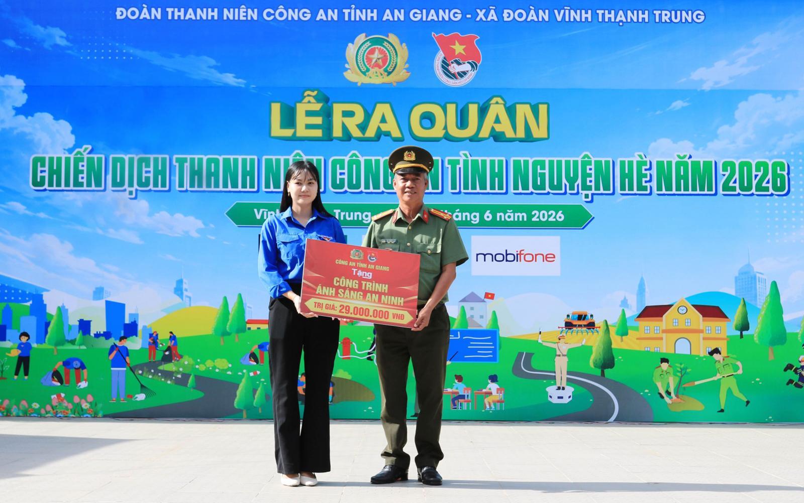 Công an tỉnh hỗ trợ công trình ánh sáng an ninh cho xã Vĩnh Thạnh Trung