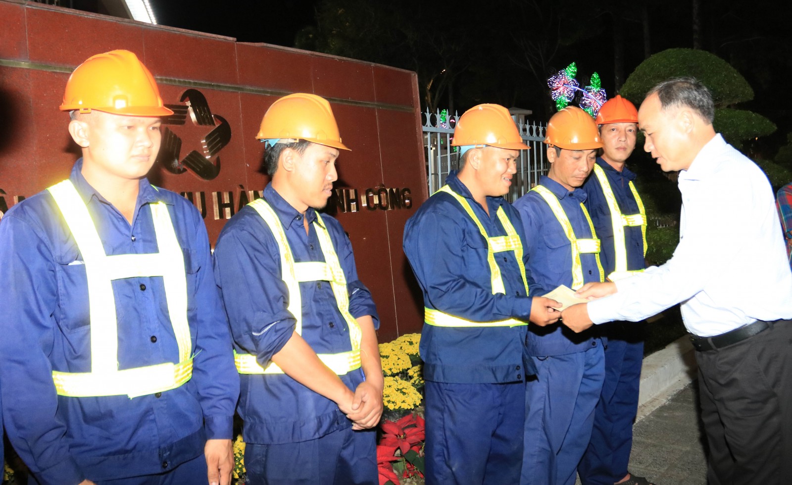 Lãnh đạo phường Long Xuyên thăm, tặng quà bệnh nhân và các lực lượng trực đêm giao thừa