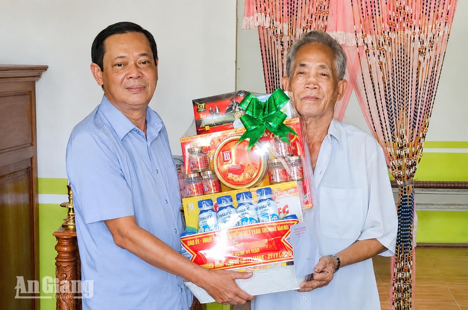 Thường trực HĐND tỉnh An Giang thăm 4 gia đình người có công với cách mạng tiêu biểu ở xã Vĩnh Phong, Vĩnh Thuận