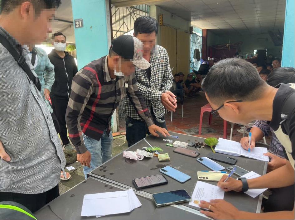 Công an phường Vĩnh Thông bắt quả tang 11 đối tượng đánh bạc qua mạng