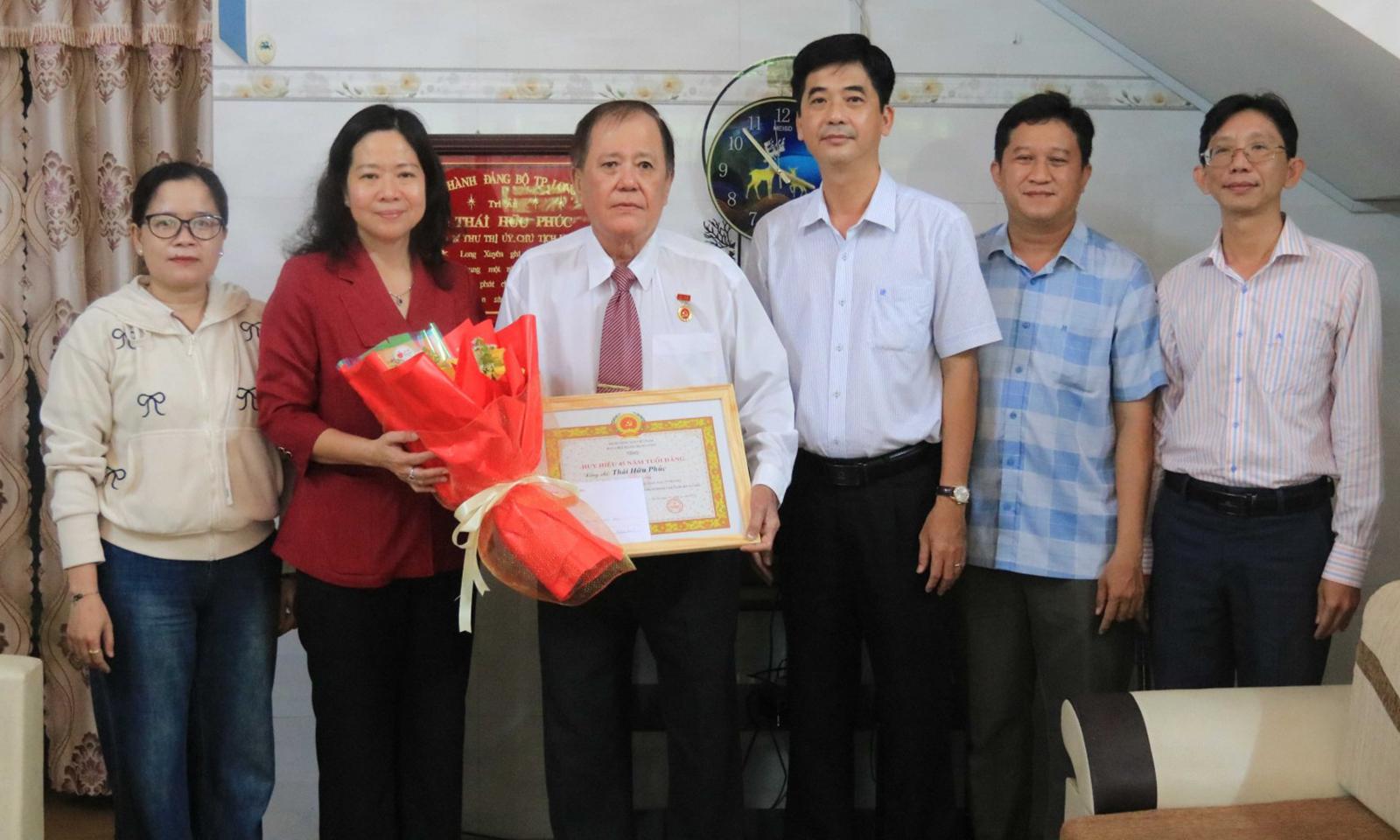 Trao Huy hiệu 45 năm tuổi Đảng cho đảng viên Thái Hữu Phúc