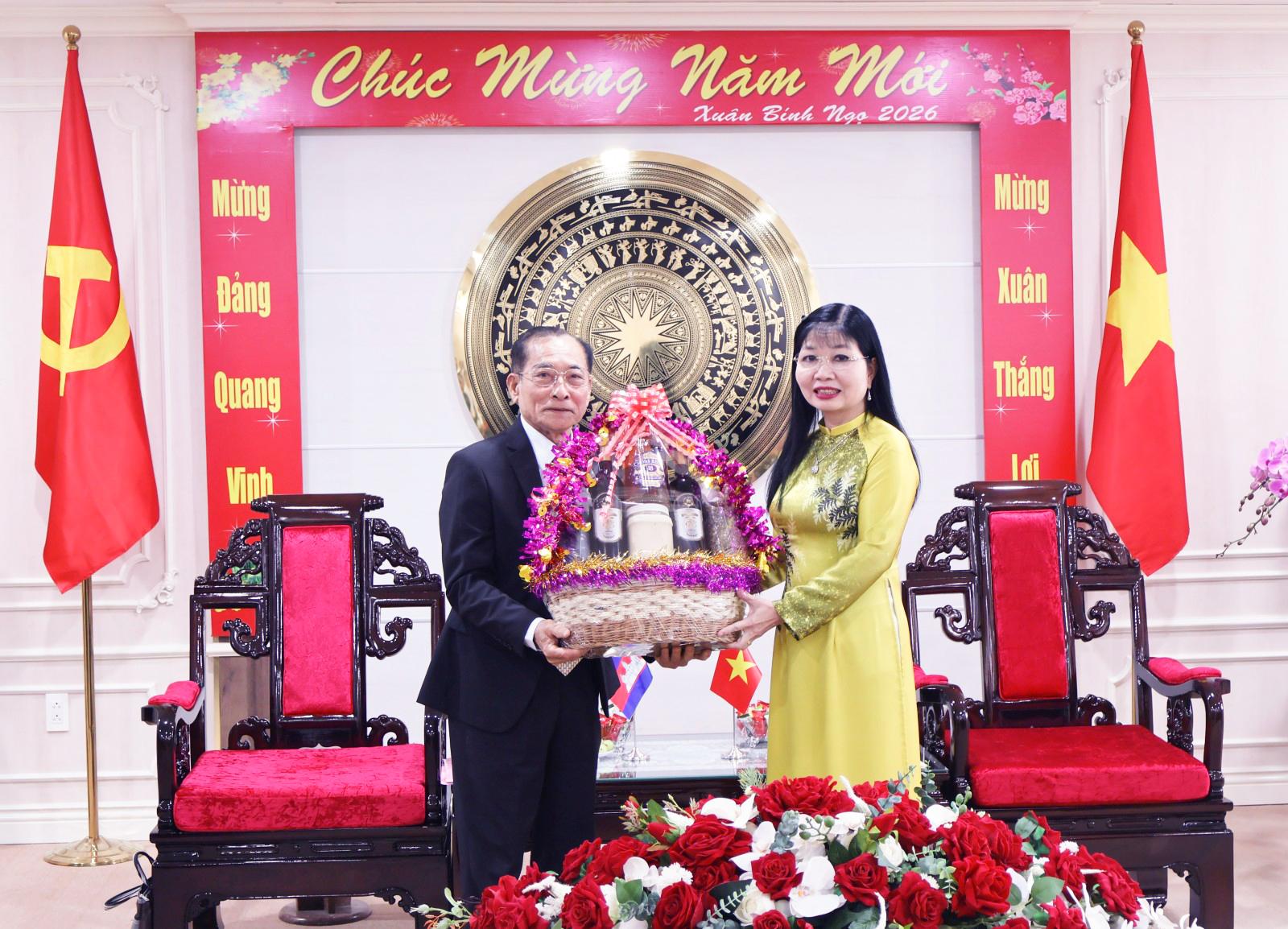 Đoàn đại biểu tỉnh Kampot thăm, chúc tết tỉnh An Giang