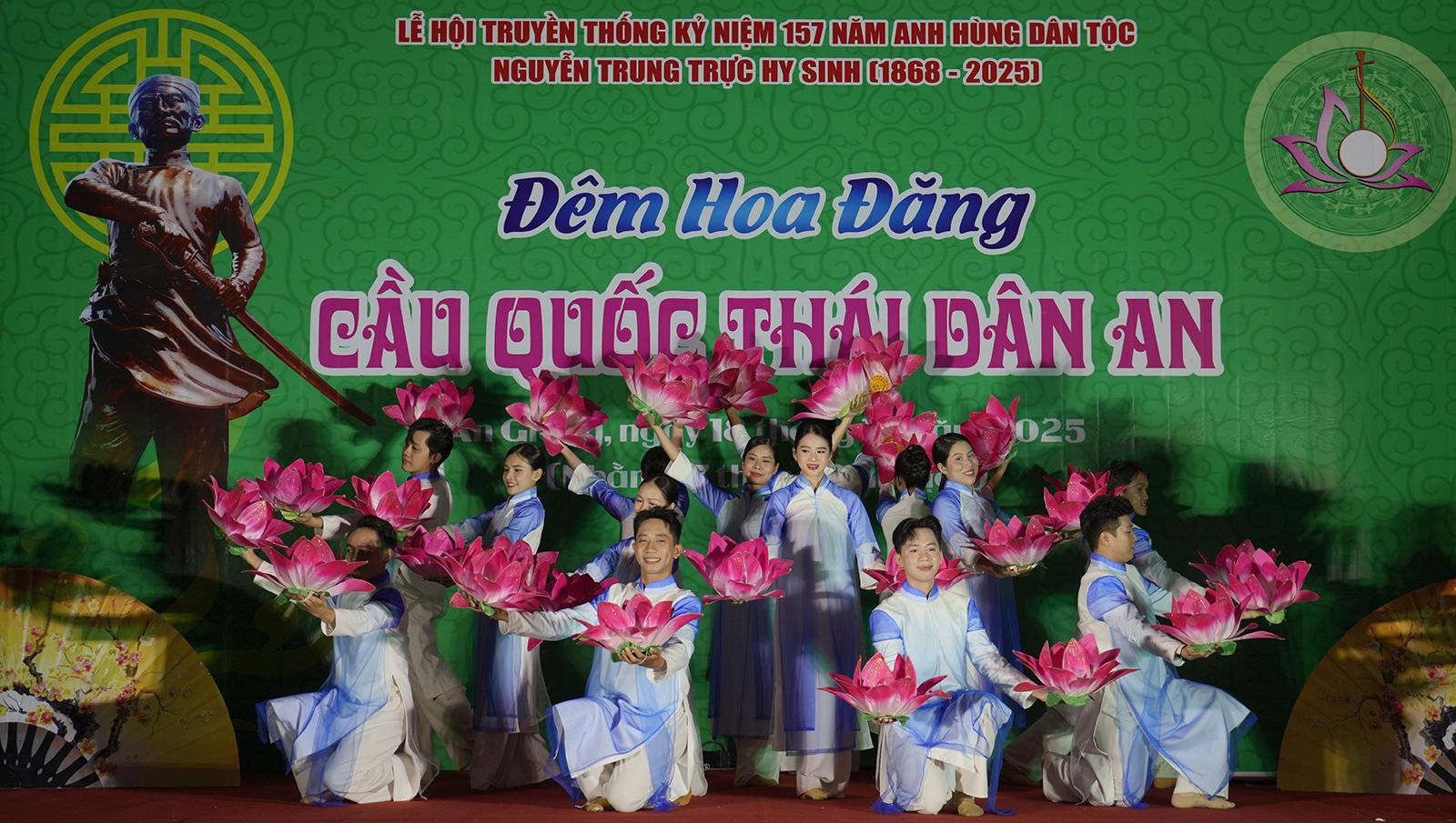 Hàng ngàn hoa đăng lung linh tỏa sáng trên sông Kiên