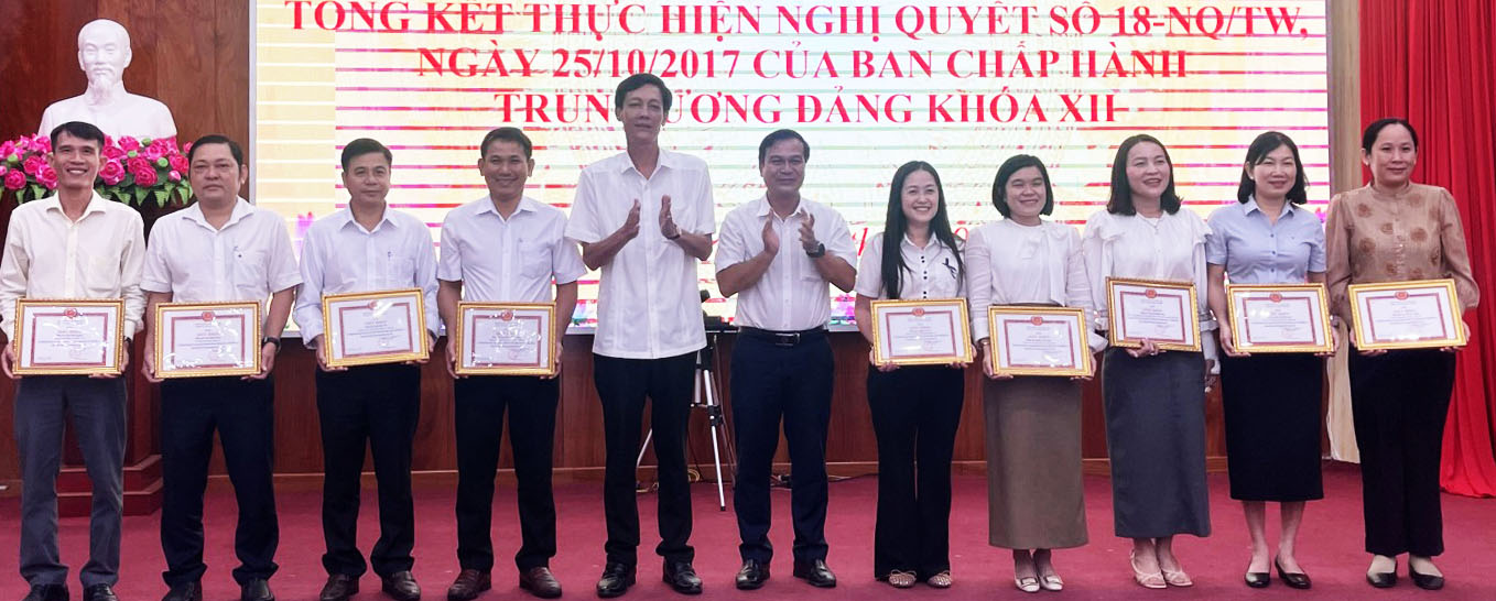 Châu Thành khen thưởng 2 tập thể và 9 cá nhân xuất sắc trong thực hiện Nghị quyết số 18-NQ/TW
