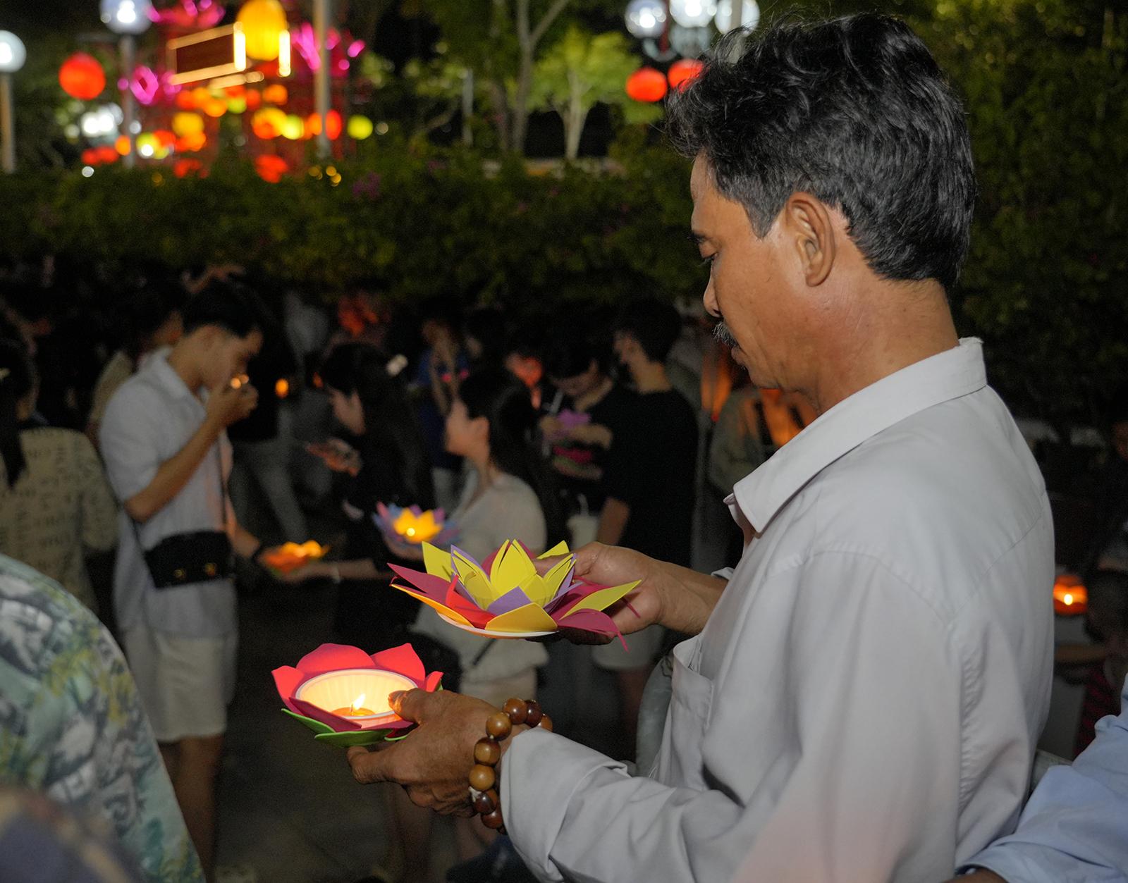 Hàng ngàn hoa đăng lung linh tỏa sáng trên sông Kiên