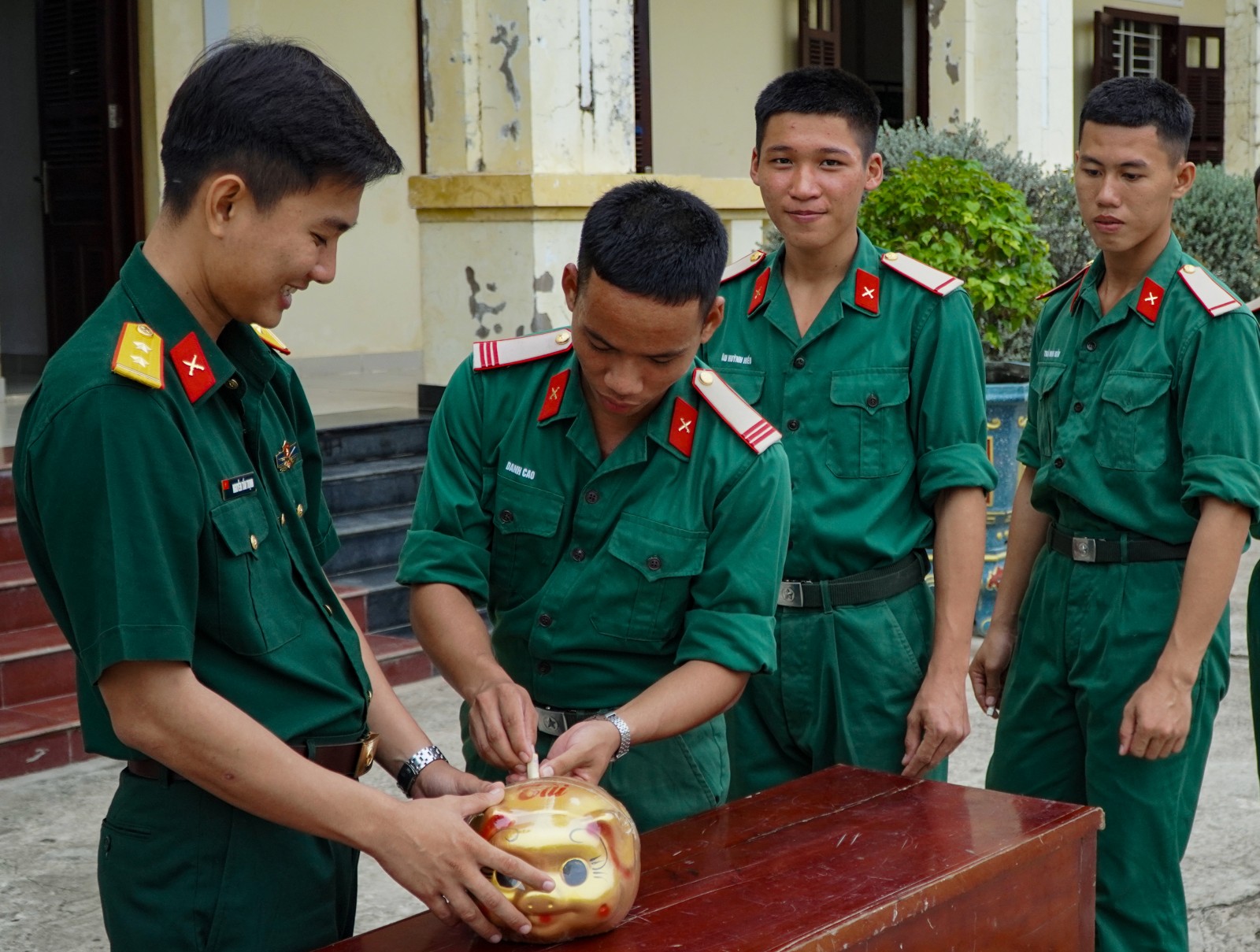 Ống heo nghĩa tình của người lính