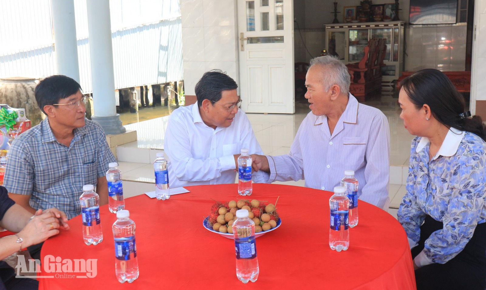 Phó Chủ tịch UBND tỉnh An Giang Ngô Công Thức thăm gia đình người có công tại xã Tân Thạnh và Đông Hưng