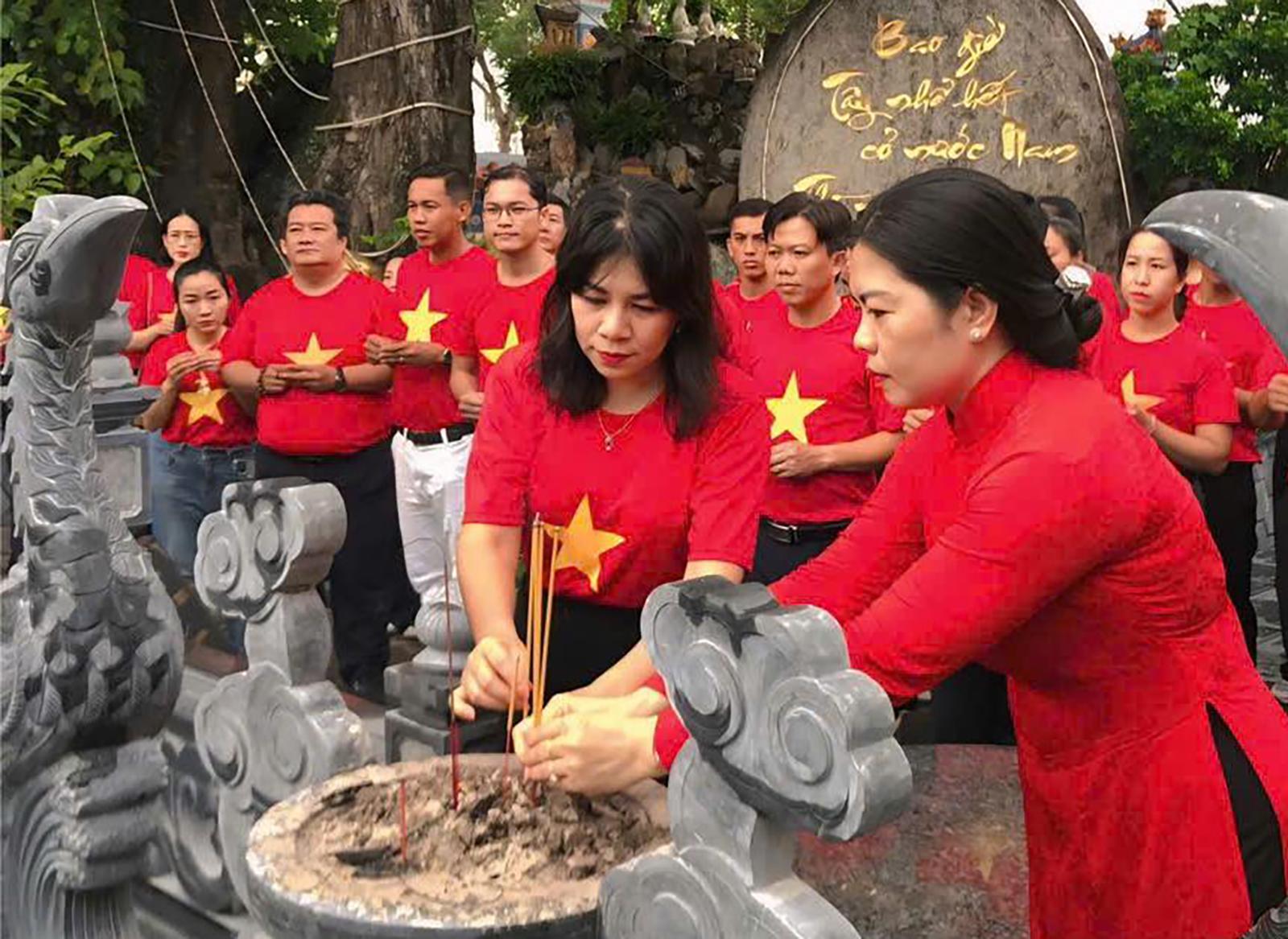 KienlongBank Rạch Giá dâng hương tri ân liệt sĩ và Anh hùng Nguyễn Trung Trực