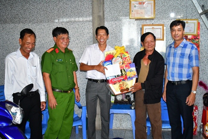 Các địa phương tổ chức thăm, tặng quà gia đình chính sách tiêu biểu