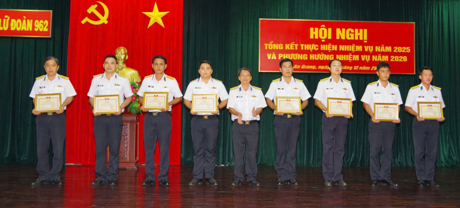 Ln4h đạo Lữ đoàn 962 trao thưởng cho tập thể, cá nhân xuất sắc trong phong trào thi đua quyết thắng năm 2025.