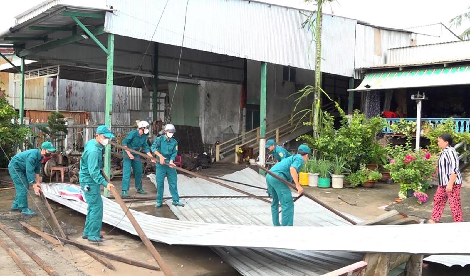 Lãnh đạo xã An Phú thăm và trao hỗ trợ các hộ dân có nhà bị sập, tốc mái do mưa dông