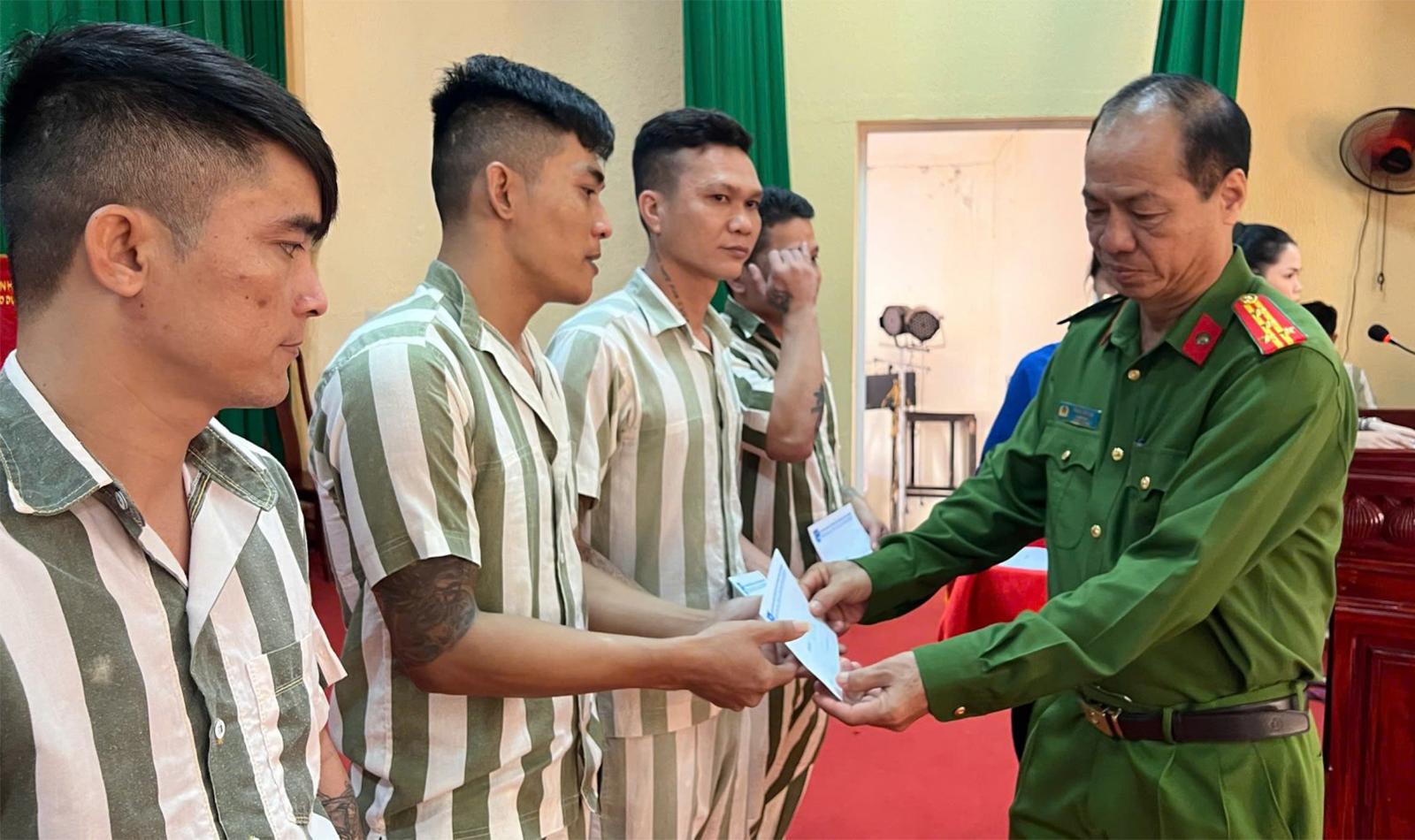Tặng quà động viên phạm nhân cải tạo tốt