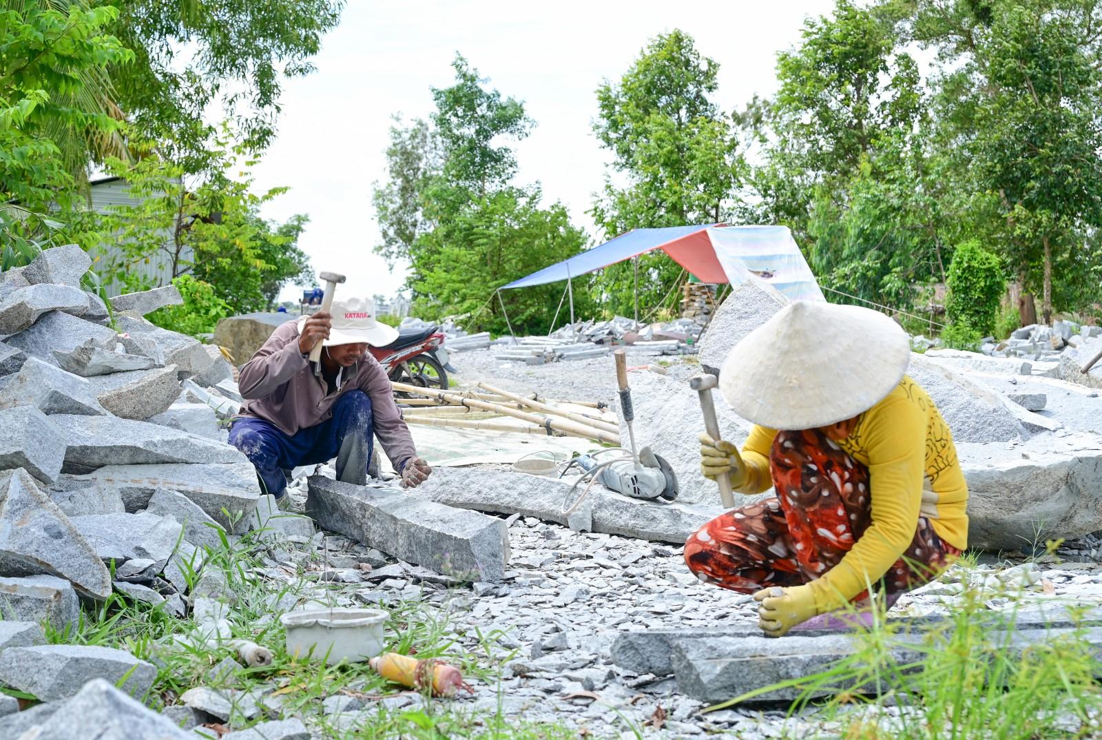 Nhọc nhằn đời phụ nữ chẻ đá