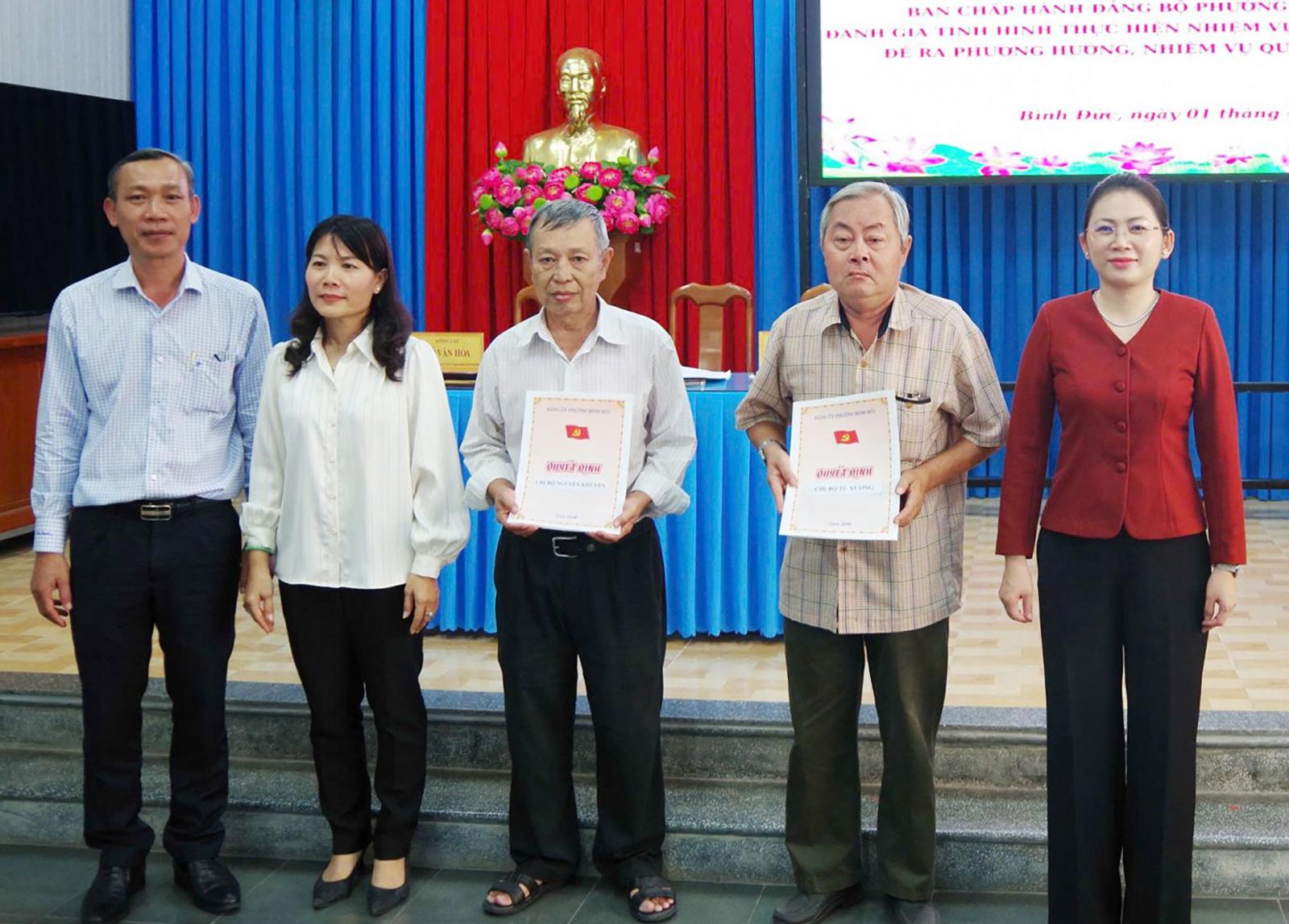 Thường trực Đảng ủy trao quyết định giải thể các chi bộ