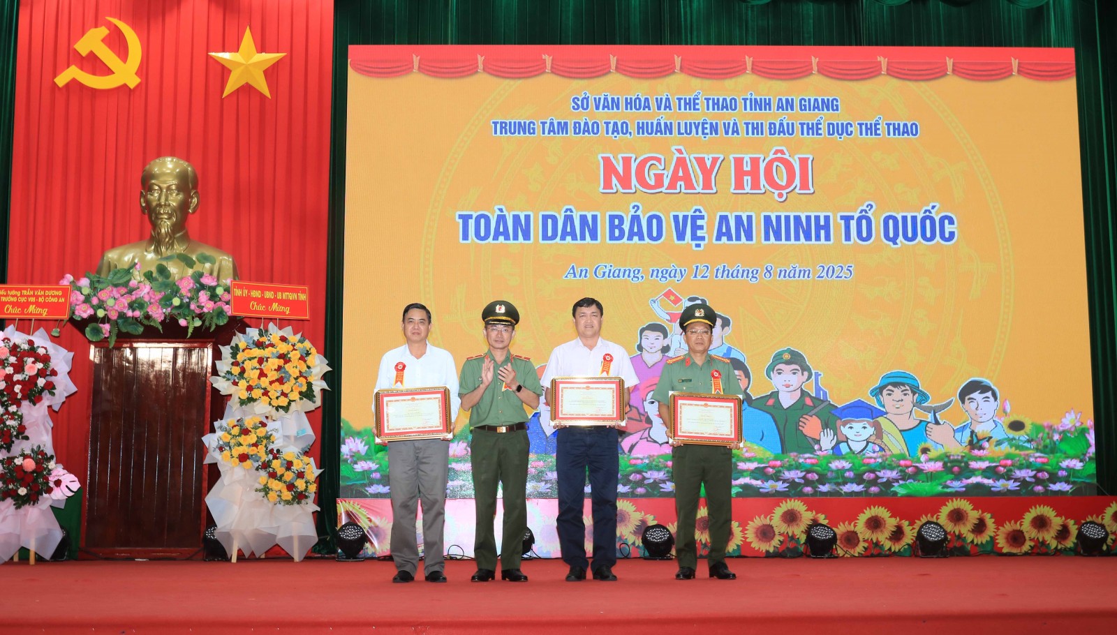 An Giang tổ chức Ngày hội Toàn dân bảo vệ an ninh Tổ quốc năm 2025 Đồng chí thiếu tướng Trần Văn Dương, Cục Trưởng Cục V05, Bộ Công an trao Bằng khen Bộ Công an cho các tập thể, cá nhân