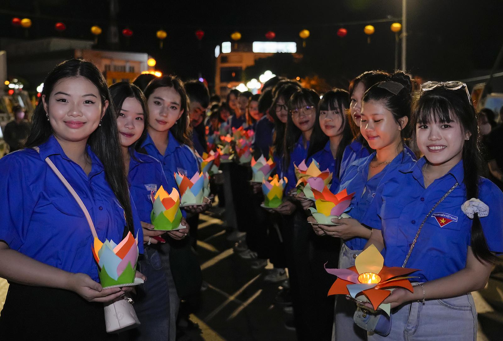 Hàng ngàn hoa đăng lung linh tỏa sáng trên sông Kiên
