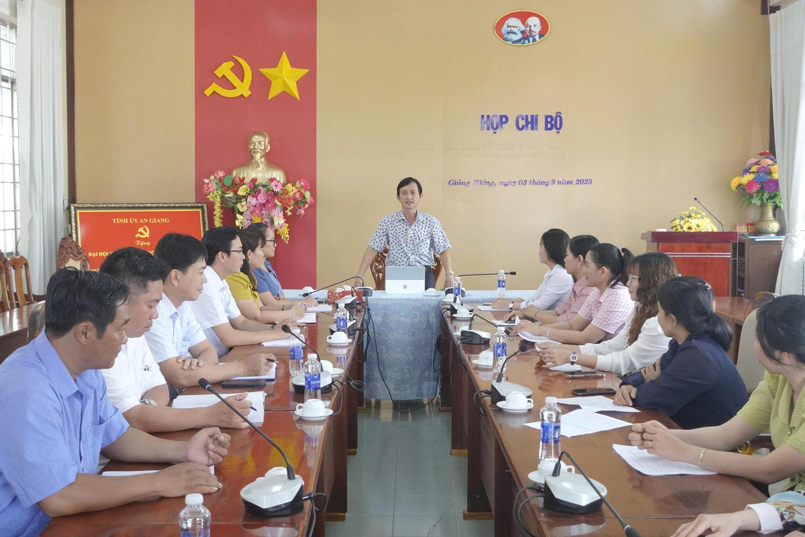 Chi bộ tốt, dân tin, Đảng mạnh