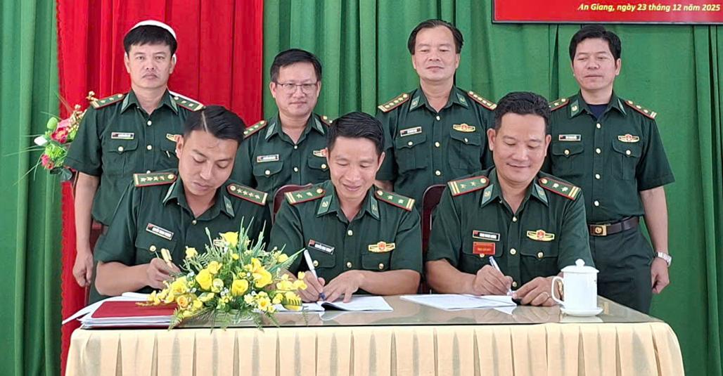 Bàn giao nhiệm vụ Bí thư Chi bộ, Chính trị viên Đồn Biên phòng Tiên Hải