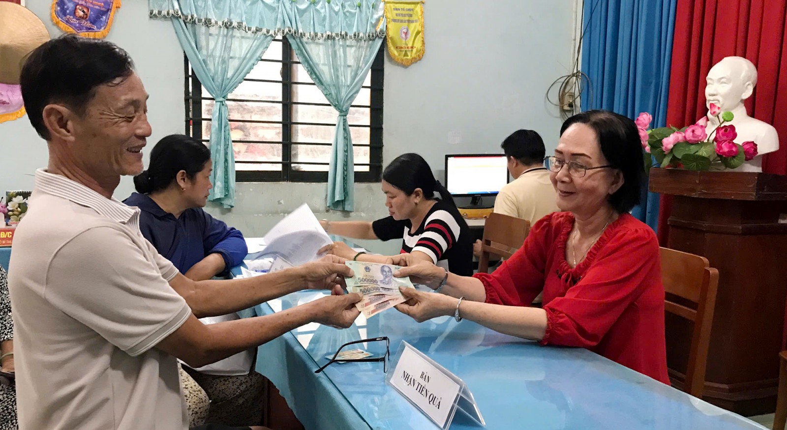 Nhân dân phấn khởi nhận quà Tết Độc lập