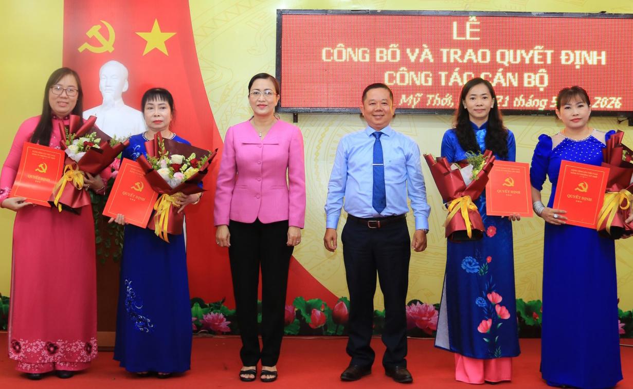 Phó Bí Thư Thường trực Đảng ủy phường Huỳnh Thị Diễm Châu trao Quyết định điều động, bổ nhiệm các Bí thư Chi bộ