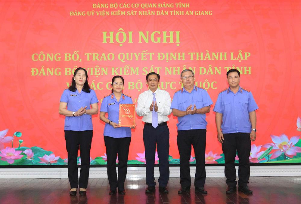 Đảng bộ Viện Kiểm sát nhân dân tỉnh công bố và trao quyết định thành lập các chi bộ trực thuộc