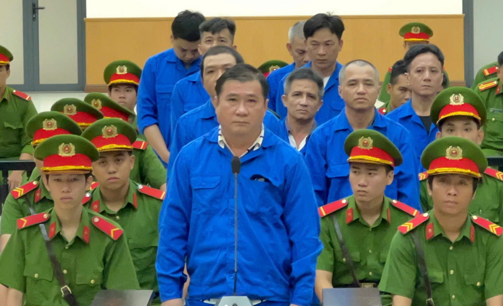 Hiếu “Xì po” cùng đàn em tiếp tục lãnh án Bị cáo Võ Hoàng Hiếu (Hiếu xì po)