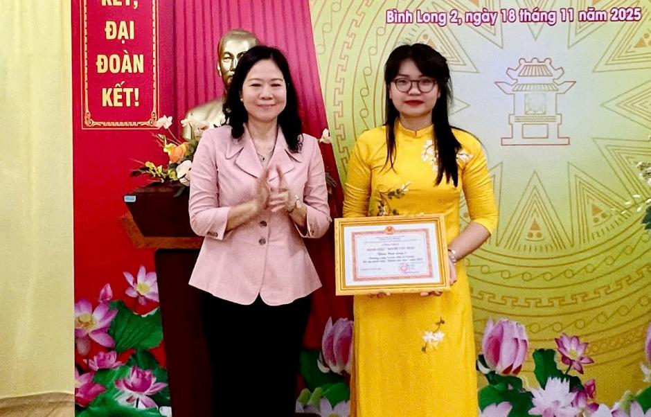 Lãnh đạo trao thưởng và trao danh hiệu