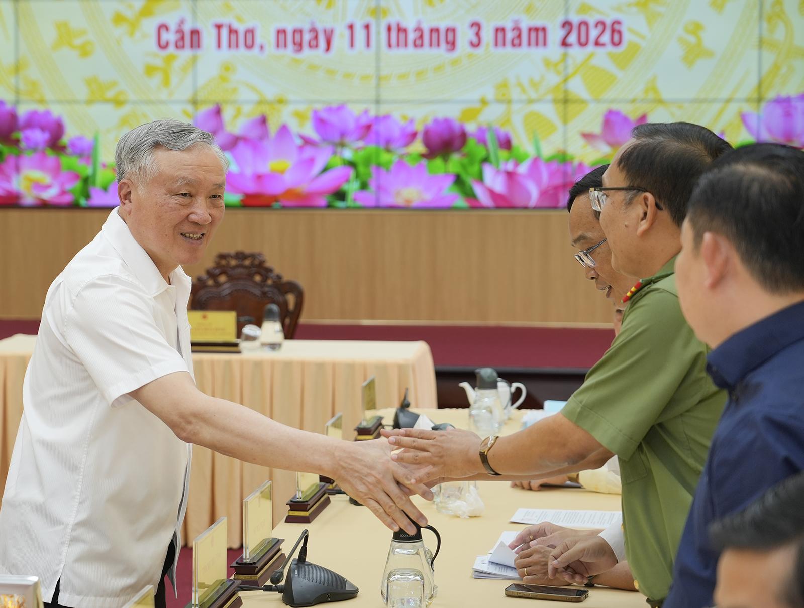 Phó Thủ tướng Thường trực Chính phủ Nguyễn Hòa Bình làm việc với UBND tỉnh An Giang