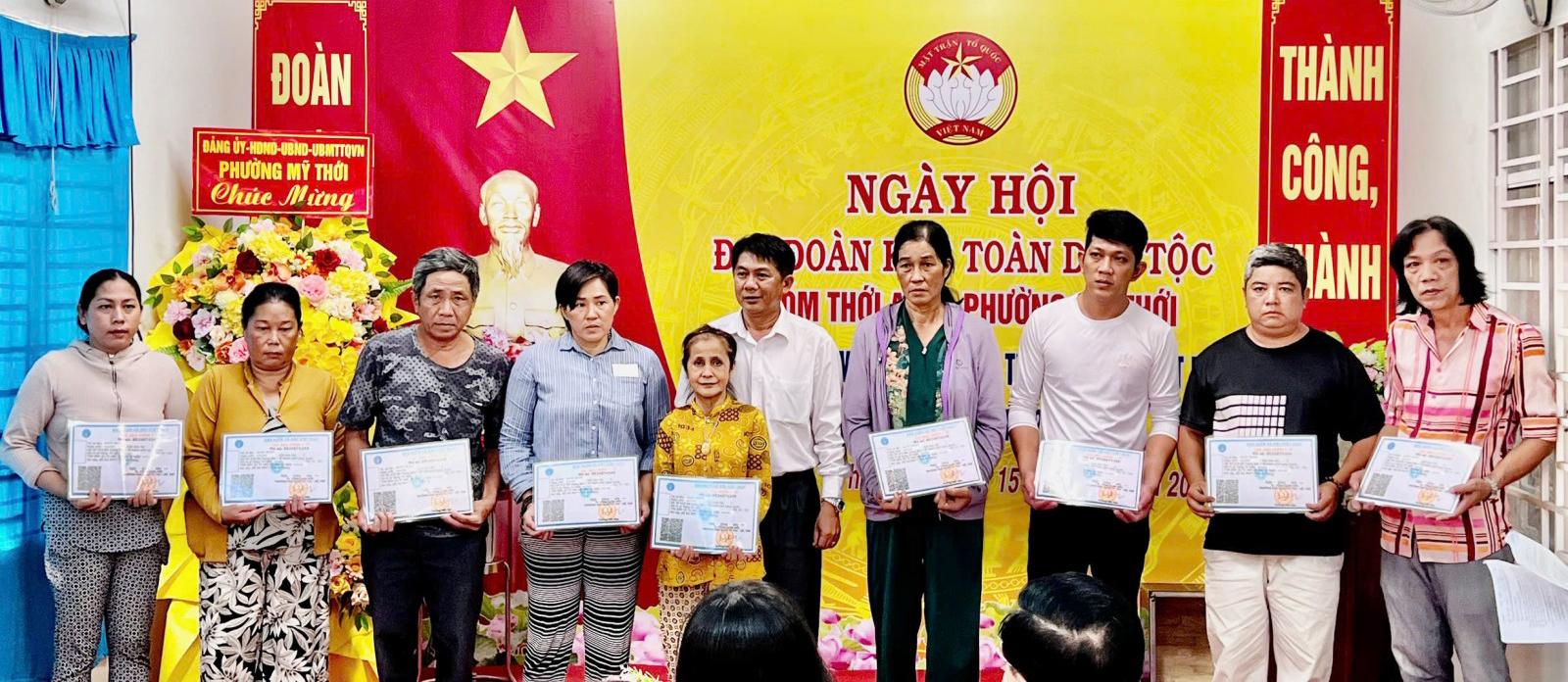 Tặng quà và thẻ BHYT cho các hộ dân trong ngày hội Đại đoàn kết toàn dân tộc