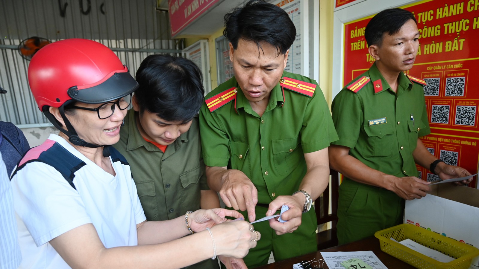 Nhân dân phấn khởi nhận quà Tết Độc lập