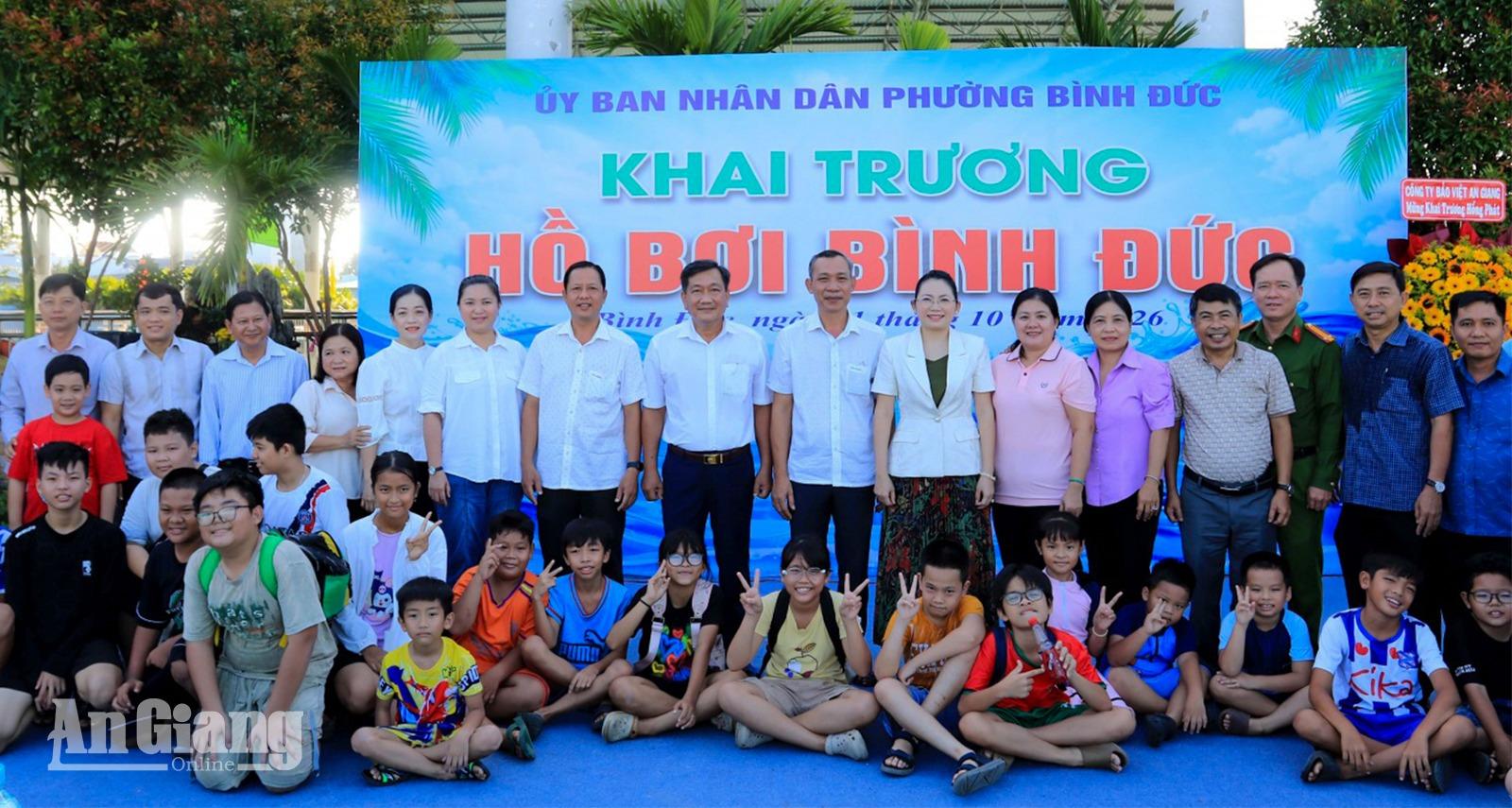 Bình Đức đưa hồ bơi diện tích 5.838m² vào hoạt động Đại biểu và trẻ em đến bơi tham dự Lễ khai trương